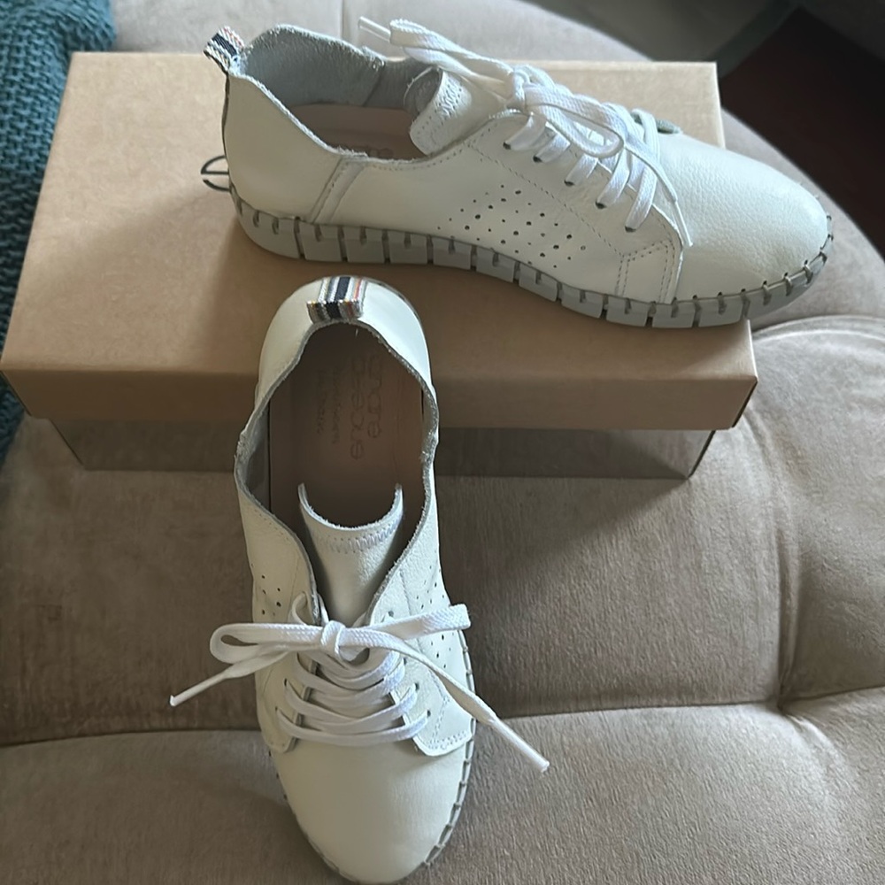 Andre Assous Iris Sneaker
